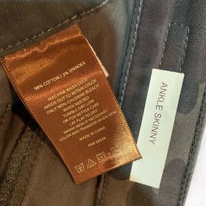 Camo skinny ankle pant